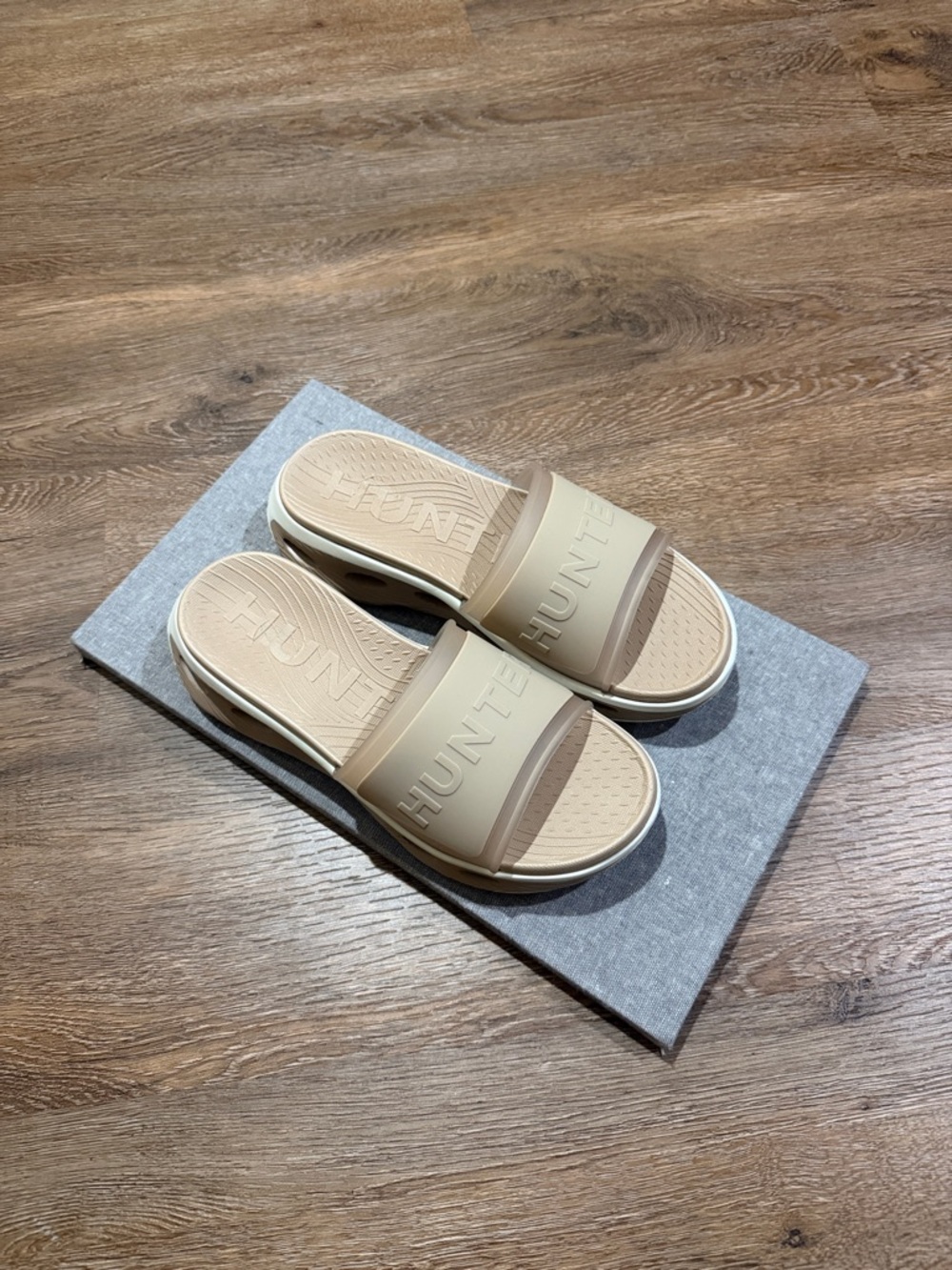 Hunter Geneva Women's Slip-On Casual Slide Sandal in Medium Natural - Picture 7 of 12